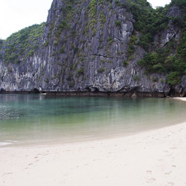 Bãi tắm Ba Trái Đào: Tuyệt tác thiên nhiên giữa lòng Vịnh Lan Hạ và Hạ Long