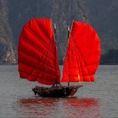 Cánh Buồm Đỏ Trên Vịnh Hạ Long: Sự Trở Lại Của Một Biểu Tượng Di Sản