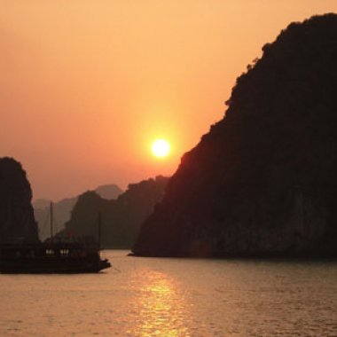 Chiêm Ngưỡng Hoàng Hôn Vịnh Hạ Long: Tuyệt Tác Thiên Nhiên Và Những Cung Bậc Cảm Xúc