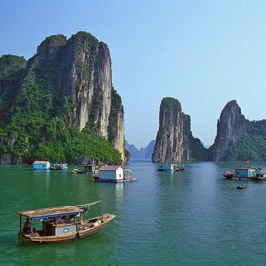 Vịnh Hạ Long: Khám Phá Kỳ Quan Thiên Nhiên Đất Dựng Giữa Trời Cao