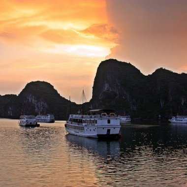 Ngắm hoàng hôn tuyệt mỹ trên Vịnh Hạ Long: Hành trình chạm vào miền di sản