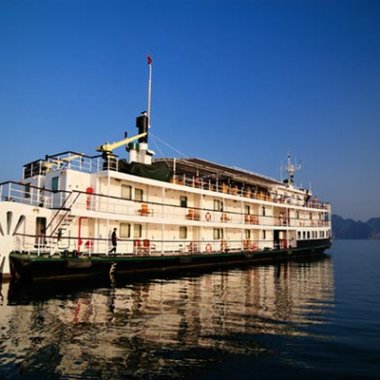 Du thuyền Emeraude: Hành trình hoài niệm và đẳng cấp giữa lòng kỳ quan Hạ Long