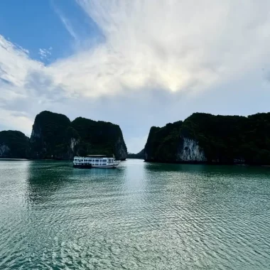 Cẩm Nang Du Lịch Hạ Long Toàn Tập: Khám Phá Kỳ Quan Và Trải Nghiệm Đẳng Cấp