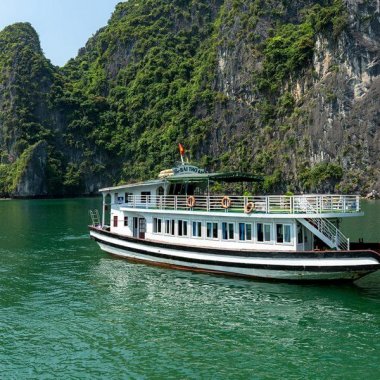 Kinh Nghiệm Thuê Tàu Thăm Vịnh Hạ Long: Bảng Giá và Lịch Trình Chi Tiết