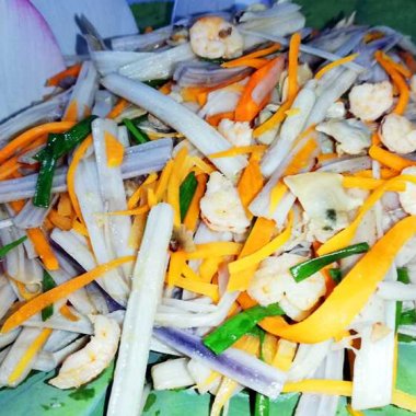 Ngó sen xào hến biển Tuần Châu: Tinh hoa ẩm thực dân dã giữa lòng kỳ quan