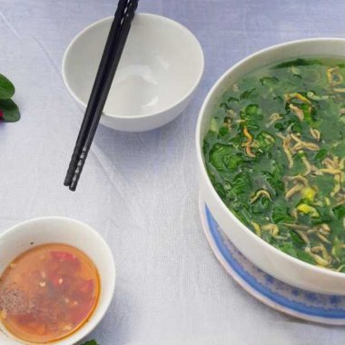 Canh Cải Nấu Rươi: Tinh Hoa Ẩm Thực Đất Mỏ Đông Triều Khi Gió Đông Về