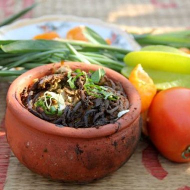 Rươi Kho Niêu Đất Đông Triều: Tinh Hoa Ẩm Thực Vùng Đất Mỏ