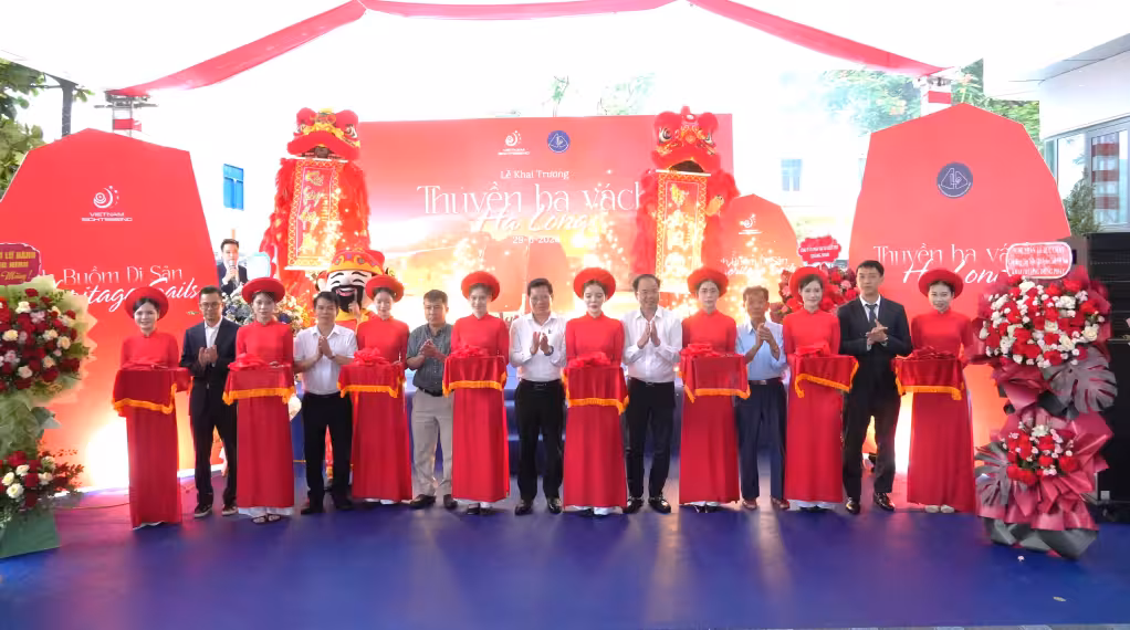 Trải nghiệm thuyền ba vách Hạ Long: Di sản văn hóa trên vịnh di sản